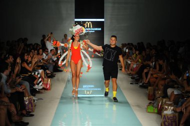 Tasarımcısı Pablo Machado Palomeque ve modeli 