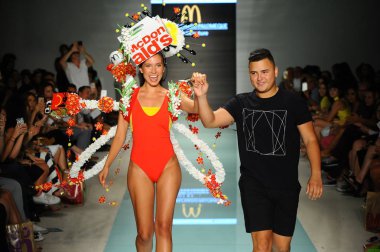 Tasarımcısı Pablo Machado Palomeque ve modeli 