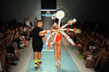 Tasarımcısı Pablo Machado Palomeque ve modeli 