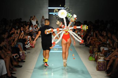 Tasarımcısı Pablo Machado Palomeque ve modeli 