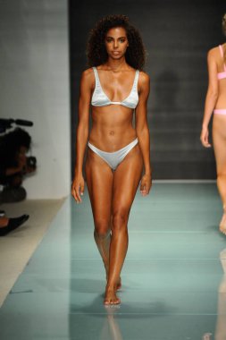 Courtney Allegra defile