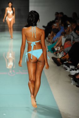 Courtney Allegra defile