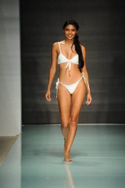 Courtney Allegra defile