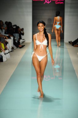 Courtney Allegra defile