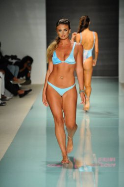 Courtney Allegra defile