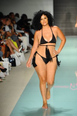 Courtney Allegra defile