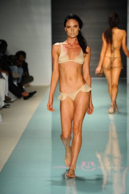 Courtney Allegra defile