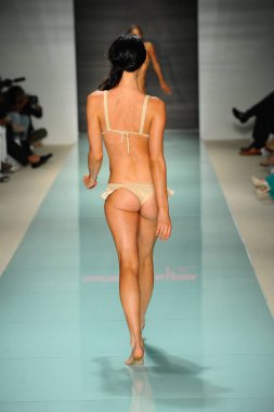 Courtney Allegra defile