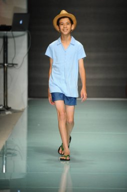 Vichi yüzmek defile