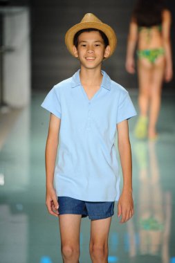 Vichi yüzmek defile