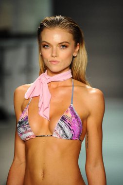 Vichi yüzmek defile