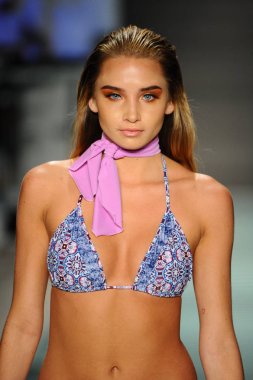 Vichi yüzmek defile