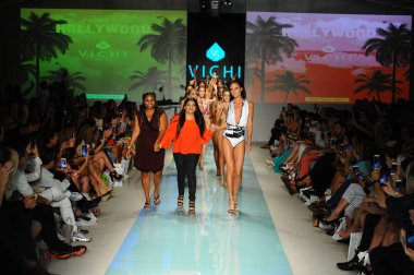 Funkshion Miami yüzmek hafta