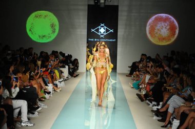 8 kıta defile