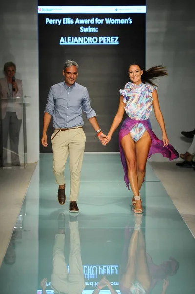 Tasarımcısı Alejandro Perez ve modeli 