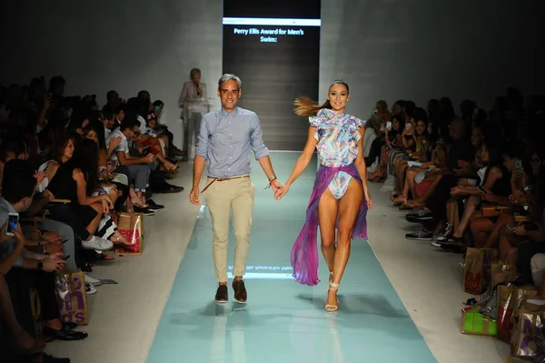 Tasarımcısı Alejandro Perez ve modeli 