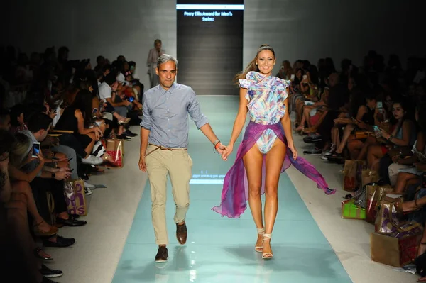 Tasarımcısı Alejandro Perez ve modeli 