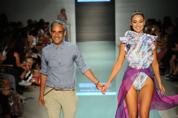 Tasarımcısı Alejandro Perez ve modeli 