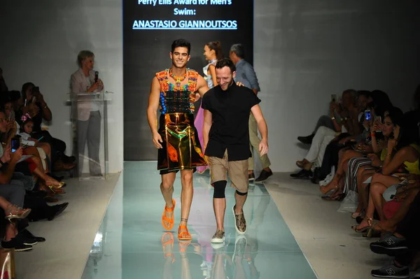 Designer Anastasio Giannoutsos and model — Stock Photo, Image