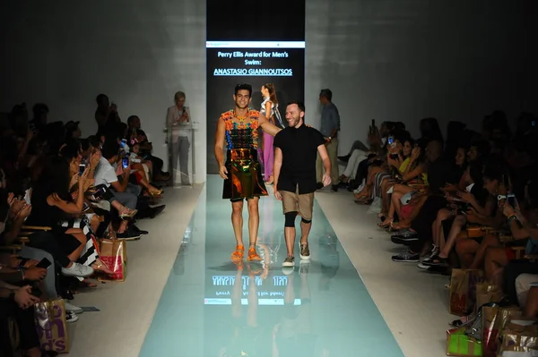 Tasarımcı Anastasio Giannoutsos ve modeli