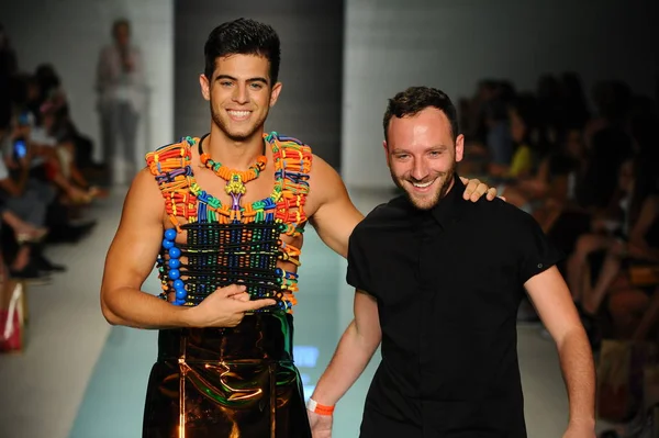 Tasarımcı Anastasio Giannoutsos ve modeli