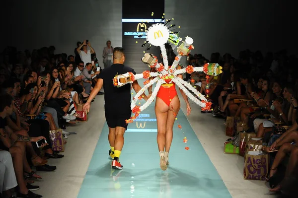 Tasarımcısı Pablo Machado Palomeque ve modeli 