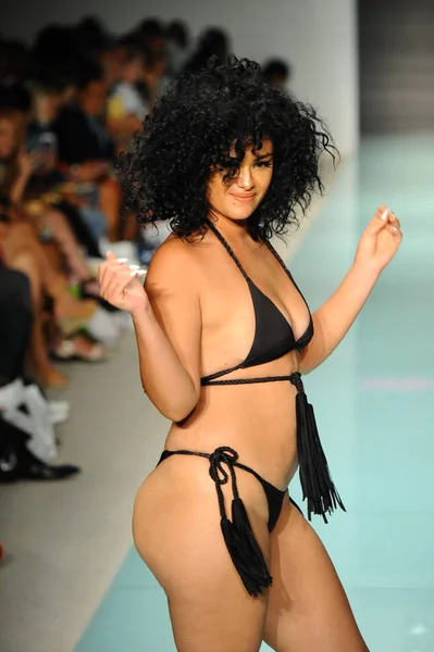 Courtney Allegra modeshow — Stockfoto