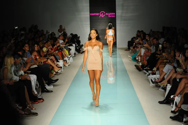 Courtney Allegra defile