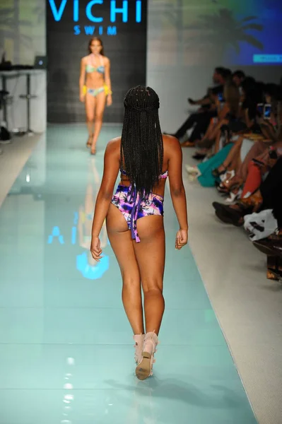 Vichi Swim desfile de moda — Fotografia de Stock