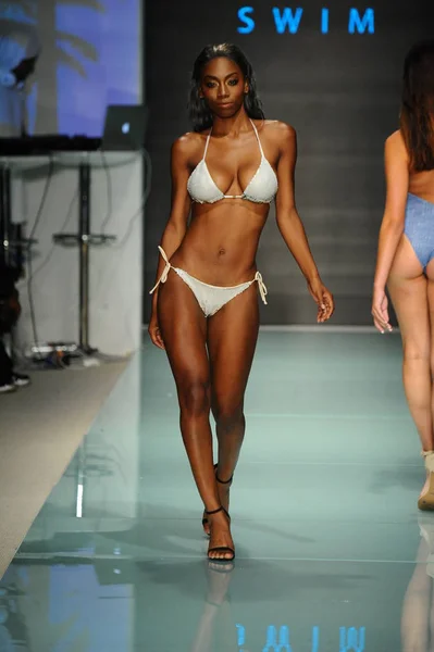 Vichi Swim desfile de moda — Fotografia de Stock