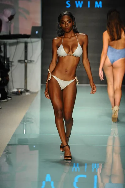 Vichi Swim desfile de moda — Fotografia de Stock