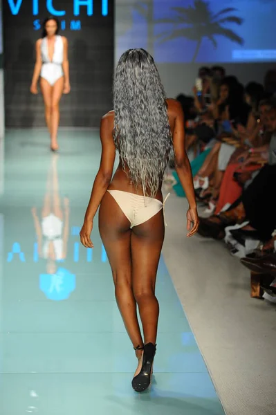 Vichi Swim desfile de moda — Foto de Stock