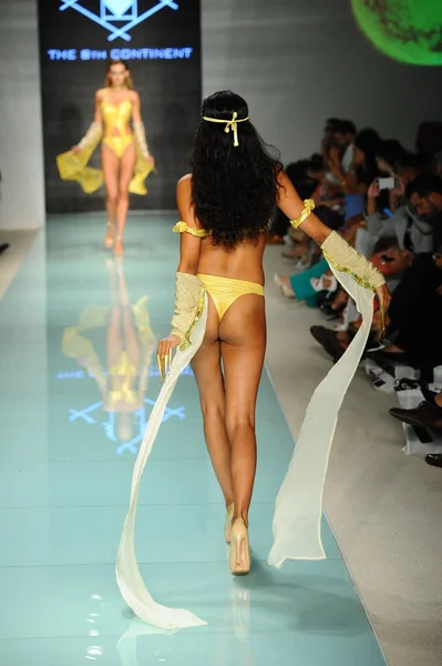 The 8th Continent fashion show — Stock Photo, Image