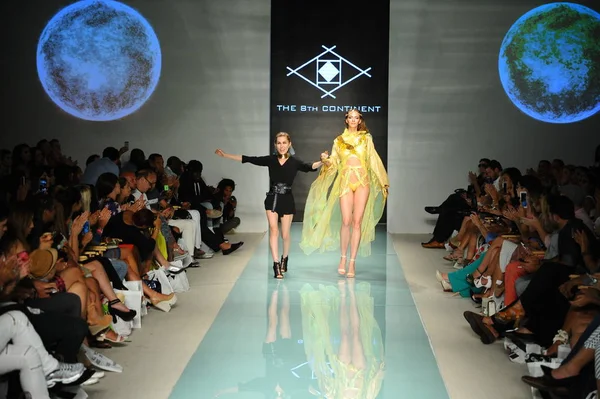 The 8th Continent fashion show — Stock Photo, Image