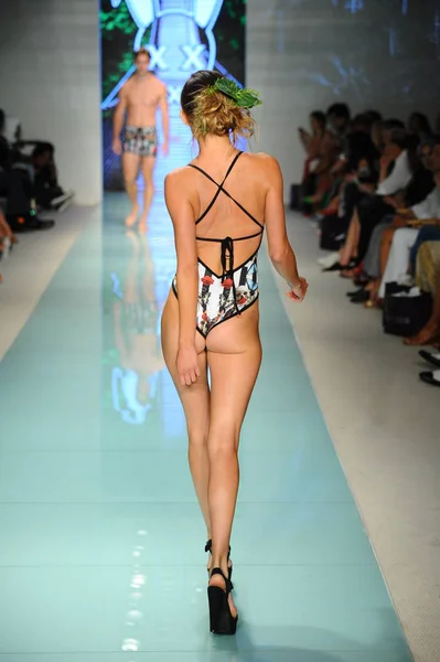 Model walking the runway — Stock Photo, Image