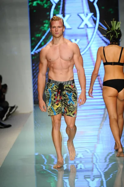 Model walking the runway — Stock Photo, Image