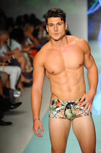 Model walking the runway — Stock Photo, Image