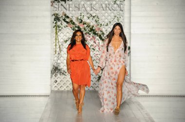 Tasarımcı Sinesia Karol ve modeli