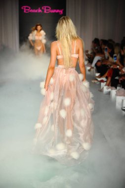 Plaj Tavşanı defile