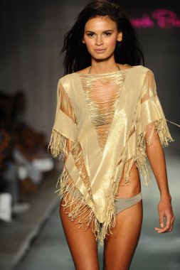 Plaj Tavşanı defile