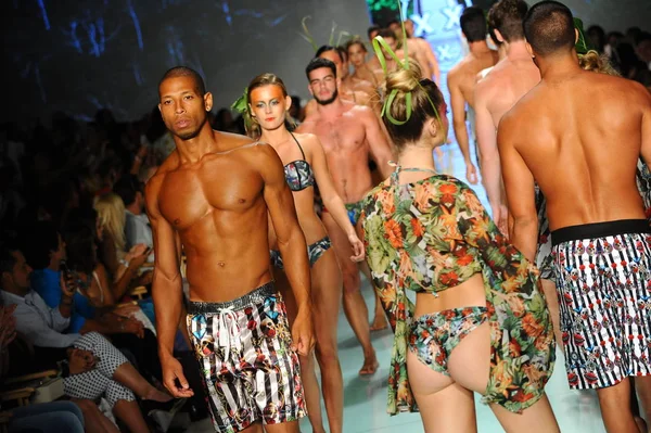 Models walking the runway — Stock Photo, Image