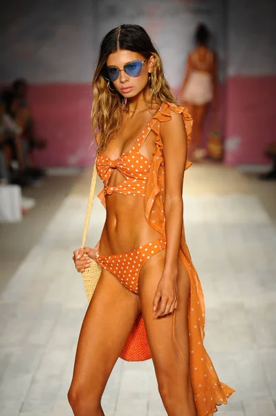 The For Love And Lemons fashion show — Stock Photo, Image