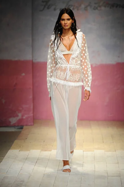 El desfile de moda For Love And Lemons — Foto de Stock