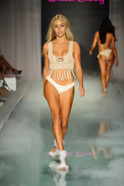 Beach Bunny  fashion show — Stock Photo, Image