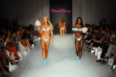 Plaj Tavşanı defile