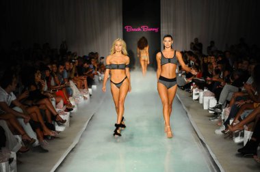 Plaj Tavşanı defile