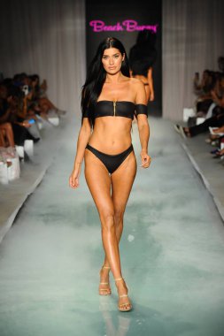 Plaj Tavşanı defile