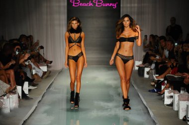 Plaj Tavşanı defile