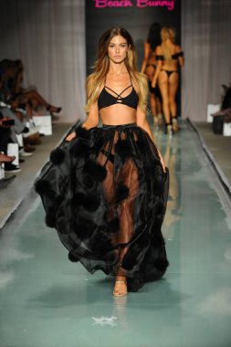 Plaj Tavşanı defile