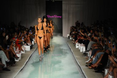  Funkshion yüzmek moda haftası